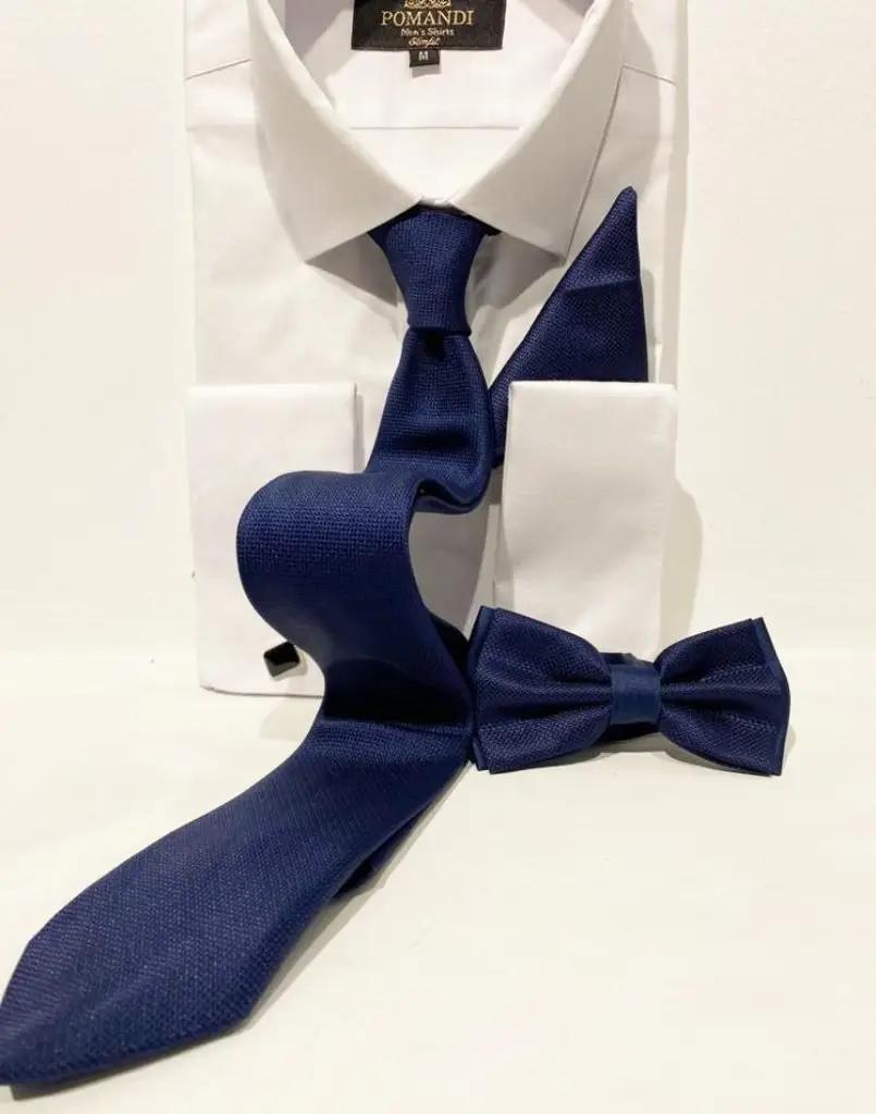 Chemise blanche avec cravate et nœud papillon bleu marine