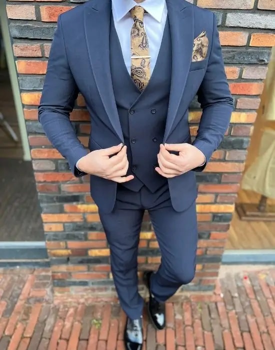 Homme en costume bleu marine avec cravate à motifs