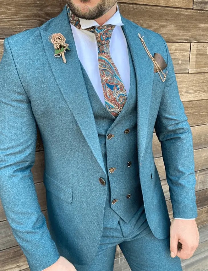 Costume trois pièces bleu avec cravate à motifs