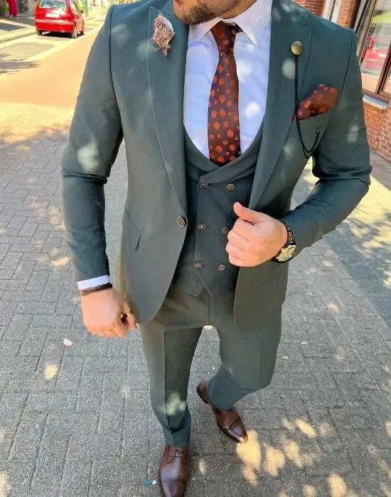 Homme en costume trois pièces élégant avec accessoires