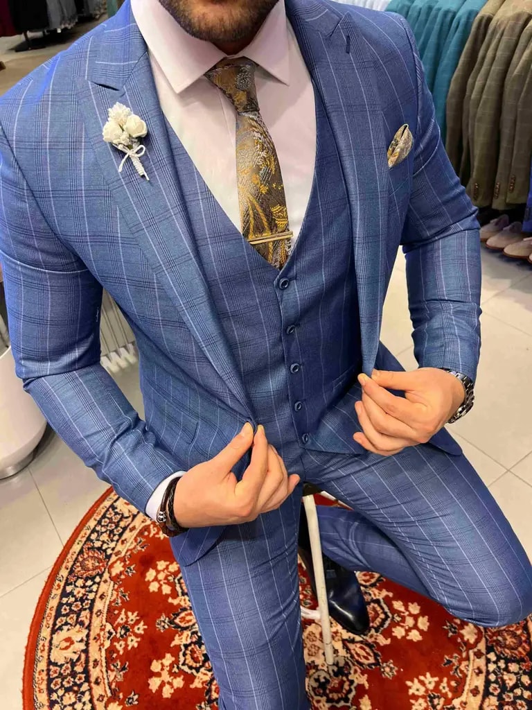 Costume bleu à carreaux avec cravate dorée