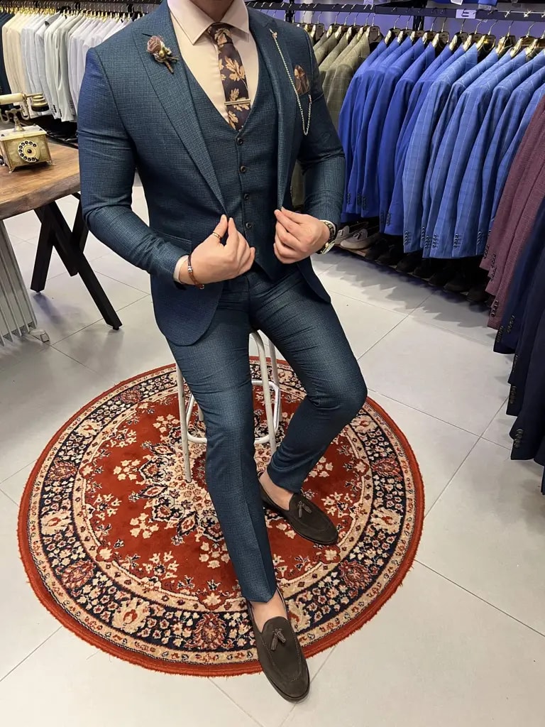 Costume bleu élégant avec cravate fleurie et mocassins