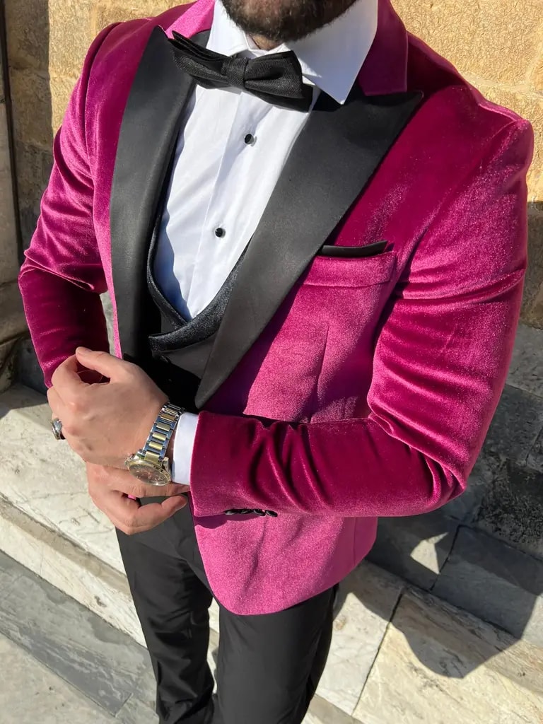 Homme en smoking velours fuchsia avec nœud papillon