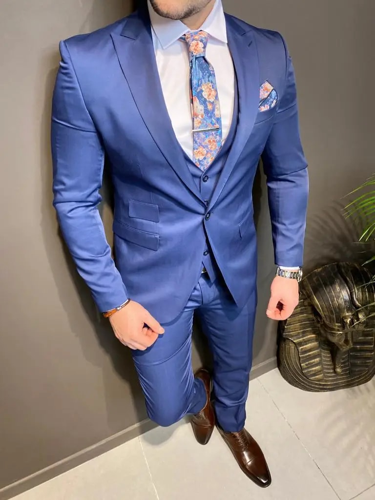 Costume bleu élégant avec cravate à motifs floraux