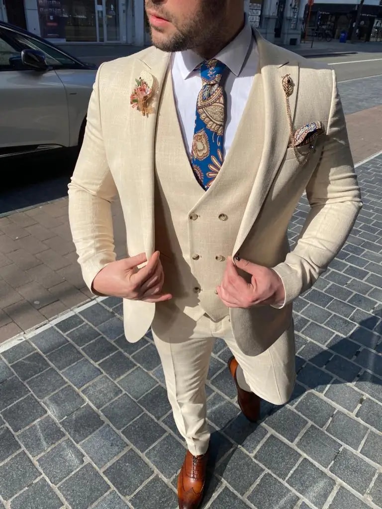 Homme en costume beige élégant avec cravate colorée
