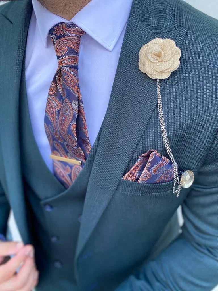 Costume élégant avec cravate et pochette à motifs.