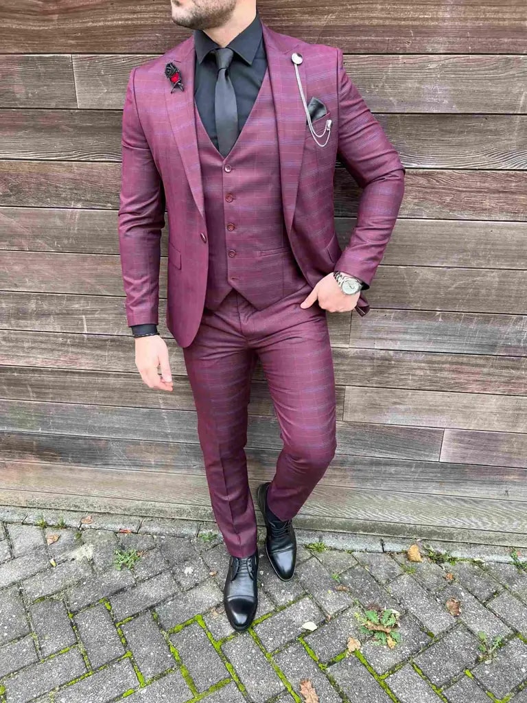 Homme en costume trois pièces bordeaux élégant