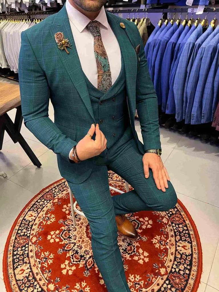 Homme en costume élégant bleu-vert avec cravate assortie