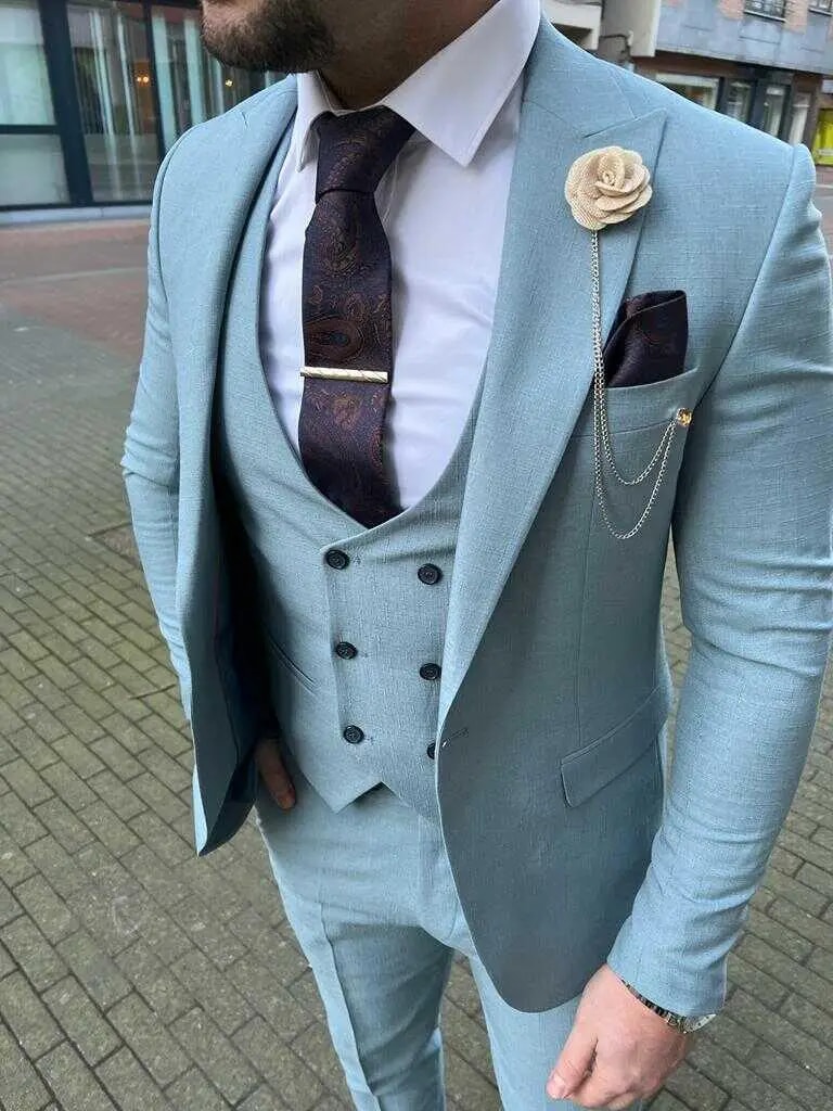 Homme en costume bleu clair élégant avec cravate